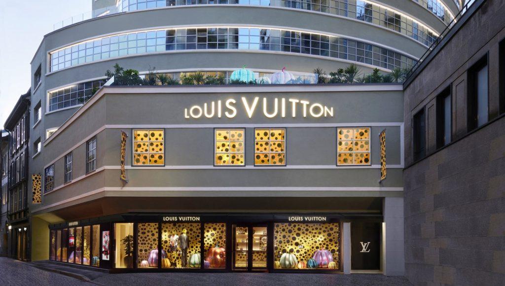 Louis Vuitton Boutique, Traversi